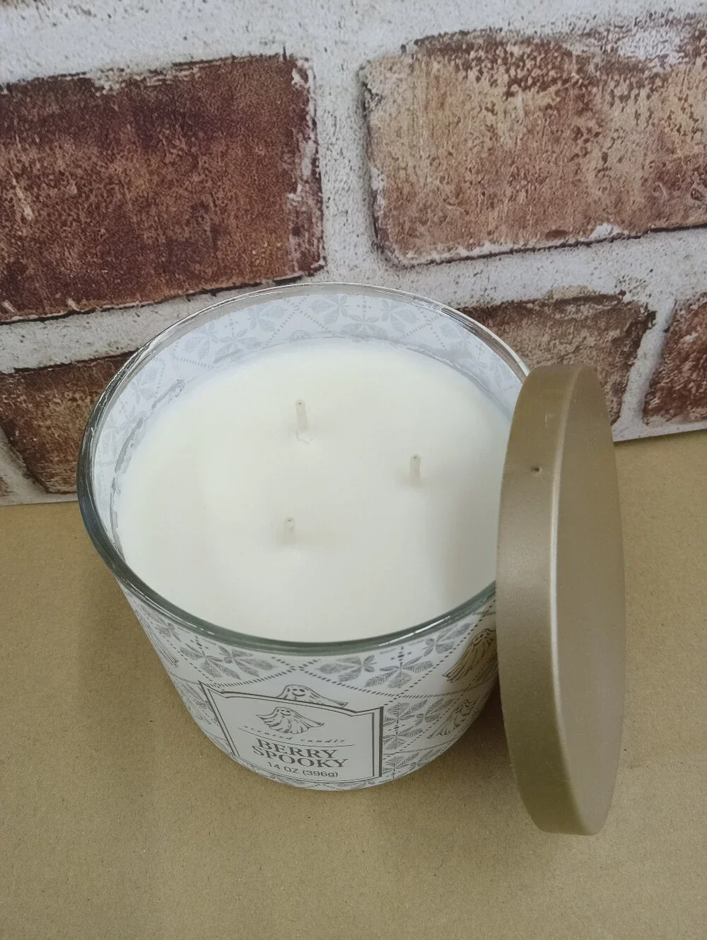 Berry Spooky Scented Candle - White & Gold